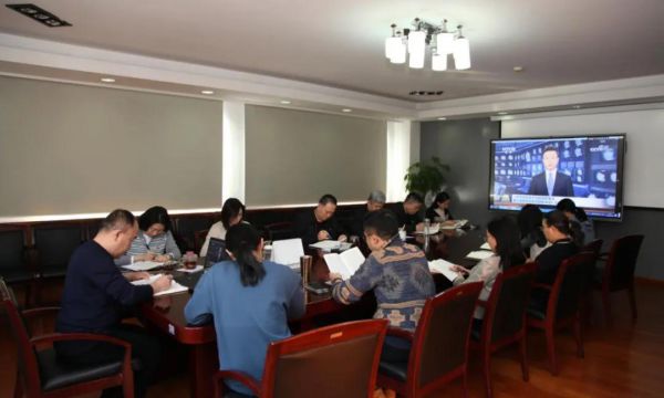 中心党委理论中心组召开学习扩大会议 学习传达党的十九届六中全会精神